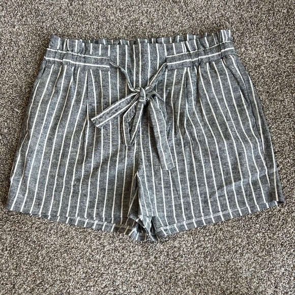 Express Black & White Stripe High Rise Linen Blend Paper Bag Short, Size M - Picture 1 of 6